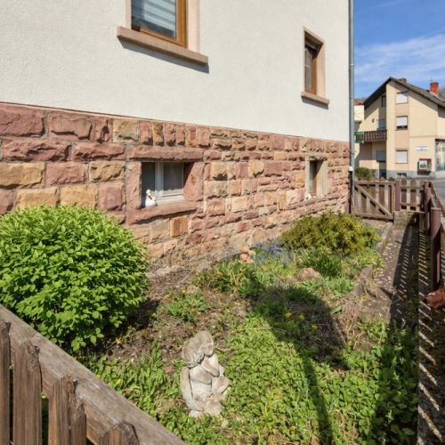 Viel Potenzial zur Gestaltung - großzügiges Wohnhaus mit Nebengebäude optimhome Immobilien Deutschland • Kaufen & Verkaufen