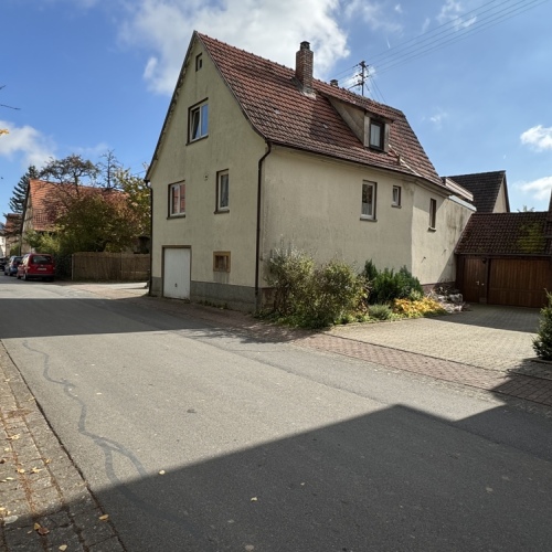 Geräumiges Wohnhaus in ruhiger Lage, mit Scheune, Garten und vielen Möglichkeiten zur Gestaltung optimhome Immobilien Deutschland • Kaufen & Verkaufen Geräumiges Wohnhaus in ruhiger Lage, mit Scheune, Garten und vielen Möglichkeiten zur Gestaltung optimhome Immobilien Deutschland • Kaufen & Verkaufen