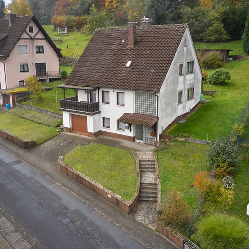 Panoramablick inklusive. Freistehendes Ein- Zweifamilienhaus mit großzügigem Grundstück optimhome Immobilien Deutschland • Kaufen & Verkaufen Panoramablick inklusive. Freistehendes Ein- Zweifamilienhaus mit großzügigem Grundstück optimhome Immobilien Deutschland • Kaufen & Verkaufen