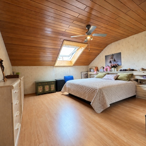 Zweifamilien-Reihenmittelhaus mit 245 m² Wohnfläche, neuem Dach, Wärmepumpe und 3 Garagen optimhome Immobilien Deutschland • Kaufen & Verkaufen Zweifamilien-Reihenmittelhaus mit 245 m² Wohnfläche, neuem Dach, Wärmepumpe und 3 Garagen optimhome Immobilien Deutschland • Kaufen & Verkaufen