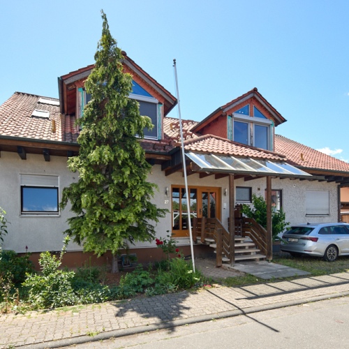 Wohnen mit Charme! Großzügige Dachgeschosswohnung mit Wintergarten und Balkon optimhome Immobilien Deutschland • Kaufen & Verkaufen