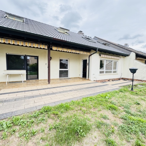 Zweifamilien-Reihenmittelhaus mit 245 m² Wohnfläche, neuem Dach, Wärmepumpe und 3 Garagen optimhome Immobilien Deutschland • Kaufen & Verkaufen Zweifamilien-Reihenmittelhaus mit 245 m² Wohnfläche, neuem Dach, Wärmepumpe und 3 Garagen optimhome Immobilien Deutschland • Kaufen & Verkaufen