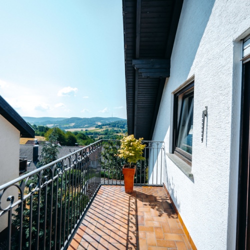 Lichtdurchflutete Eigentumswohnung mit Weitblick, zwei Balkonen und moderner Ausstattung optimhome Immobilien Deutschland • Kaufen & Verkaufen Lichtdurchflutete Eigentumswohnung mit Weitblick, zwei Balkonen und moderner Ausstattung optimhome Immobilien Deutschland • Kaufen & Verkaufen