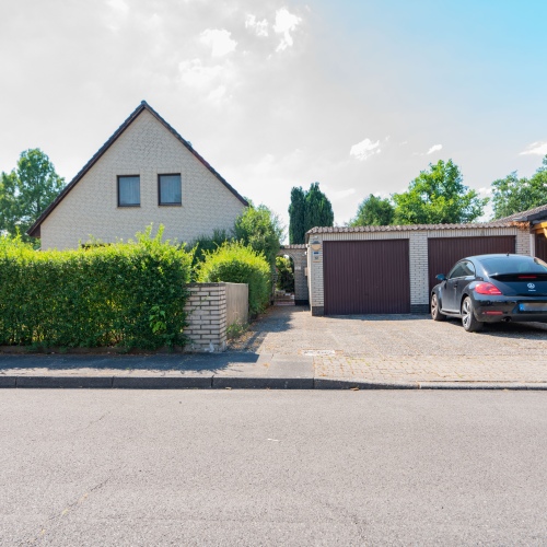 Einfamilienhaus mit großzügigem Grundstück optimhome Immobilien Deutschland • Kaufen & Verkaufen Einfamilienhaus mit großzügigem Grundstück optimhome Immobilien Deutschland • Kaufen & Verkaufen
