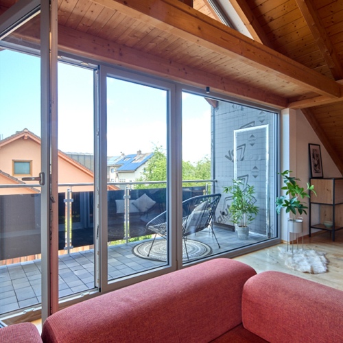 Wohnen mit Charme! Großzügige Dachgeschosswohnung mit Wintergarten und Balkon optimhome Immobilien Deutschland • Kaufen & Verkaufen