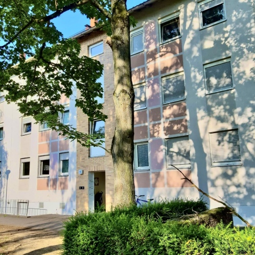 Gut vermietete Hochparterre-Wohnung mit drei Zimmern und Außenstellplatz! optimhome Immobilien Deutschland • Kaufen & Verkaufen