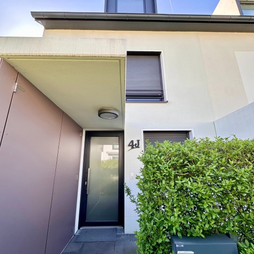 Familienglück an der Nidder! 5 Zimmer Reiheneckhaus mit 2-PKW-Stellplätzen! optimhome Immobilien Deutschland • Kaufen & Verkaufen Familienglück an der Nidder! 5 Zimmer Reiheneckhaus mit 2-PKW-Stellplätzen! optimhome Immobilien Deutschland • Kaufen & Verkaufen