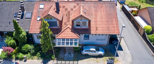 Bild Wohnen mit Charme! Großzügige Dachgeschosswohnung mit Wintergarten und Balkon in Niedernberg