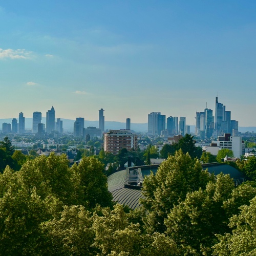 2-Zimmer-Wohnung mit großzügigem Balkon und Aussicht auf die Skyline! optimhome Immobilien Deutschland • Kaufen & Verkaufen