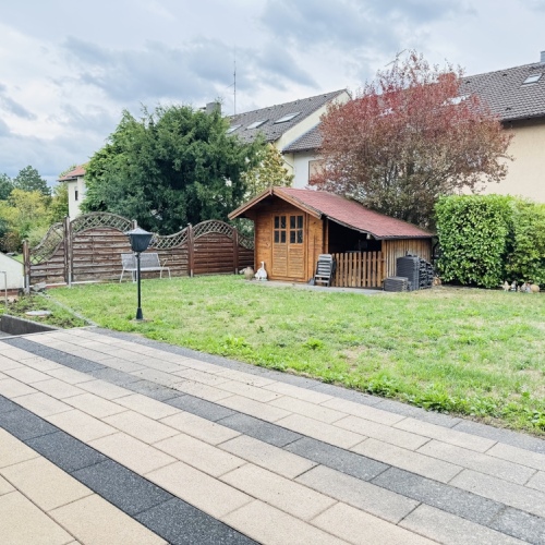 Zweifamilien-Reihenmittelhaus mit 245 m² Wohnfläche, neuem Dach, Wärmepumpe und 3 Garagen optimhome Immobilien Deutschland • Kaufen & Verkaufen Zweifamilien-Reihenmittelhaus mit 245 m² Wohnfläche, neuem Dach, Wärmepumpe und 3 Garagen optimhome Immobilien Deutschland • Kaufen & Verkaufen