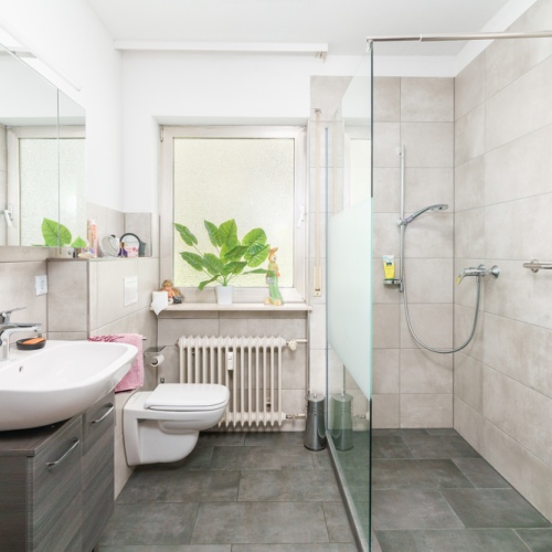 Ihr neues Zuhause mit Rendite! Dreiparteienhaus mit freier Wohnung & Mieteinnahmen optimhome Immobilien Deutschland • Kaufen & Verkaufen Ihr neues Zuhause mit Rendite! Dreiparteienhaus mit freier Wohnung & Mieteinnahmen optimhome Immobilien Deutschland • Kaufen & Verkaufen