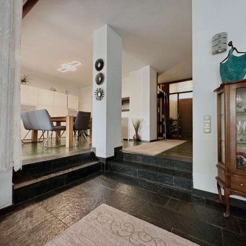 Viel Platz für die Familie – 6 Zimmer, 4 Ebenen, 2 Kamine, Garten und Stellplätze! optimhome Immobilien Deutschland • Kaufen & Verkaufen