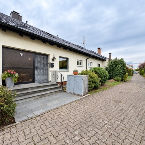 Zweifamilien-Reihenmittelhaus mit 245 m² Wohnfläche, neuem Dach, Wärmepumpe und 3 Garagen optimhome Immobilien Deutschland • Kaufen & Verkaufen Zweifamilien-Reihenmittelhaus mit 245 m² Wohnfläche, neuem Dach, Wärmepumpe und 3 Garagen optimhome Immobilien Deutschland • Kaufen & Verkaufen