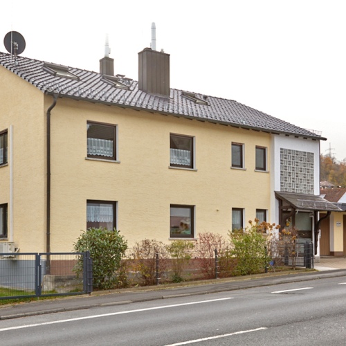 Wohnen und Vermieten unter einem Dach! Vielseitiges Haus mit viel Potenzial und großzügigem Garten optimhome Immobilien Deutschland • Kaufen & Verkaufen