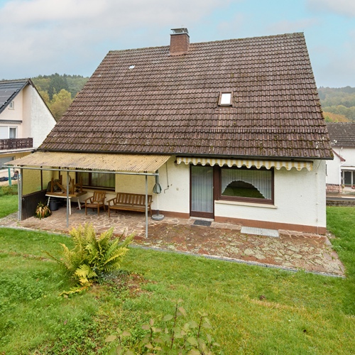 Panoramablick inklusive. Freistehendes Ein- Zweifamilienhaus mit großzügigem Grundstück optimhome Immobilien Deutschland • Kaufen & Verkaufen Panoramablick inklusive. Freistehendes Ein- Zweifamilienhaus mit großzügigem Grundstück optimhome Immobilien Deutschland • Kaufen & Verkaufen