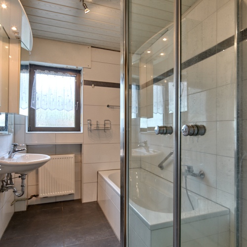 Wohnen und Vermieten unter einem Dach! Vielseitiges Haus mit viel Potenzial und großzügigem Garten optimhome Immobilien Deutschland • Kaufen & Verkaufen