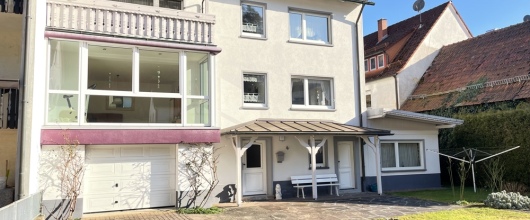 Bild Ihr Wohnglück im Grünen - Zweifamilienhaus mit großem Grundstück, 2 Garagen & Apartment in Heigenbrücken