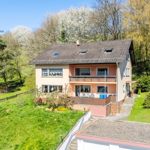 Ihr neues Zuhause mit Rendite! Dreiparteienhaus mit freier Wohnung & Mieteinnahmen optimhome Immobilien Deutschland • Kaufen & Verkaufen Ihr neues Zuhause mit Rendite! Dreiparteienhaus mit freier Wohnung & Mieteinnahmen optimhome Immobilien Deutschland • Kaufen & Verkaufen