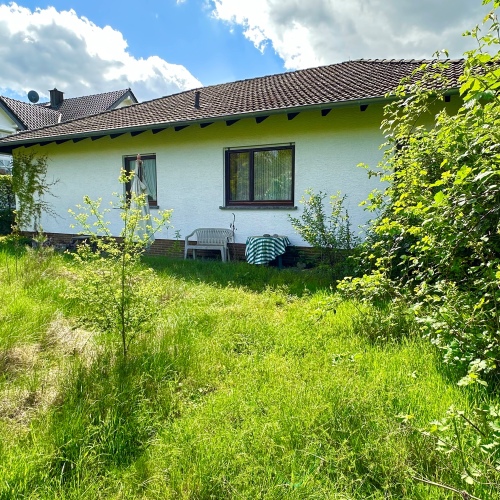 -VERKAUFT- Bungalow mit weitläufigem Grundstück, Sauna, Schwimmhalle und vier PKW-Stellplätze! optimhome Immobilien Deutschland • Kaufen & Verkaufen