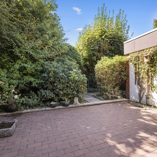 Ebenerdiger Wohnkomfort in ruhiger Lage – Stilvoller Bungalow mit Garten optimhome Immobilien Deutschland • Kaufen & Verkaufen Ebenerdiger Wohnkomfort in ruhiger Lage – Stilvoller Bungalow mit Garten optimhome Immobilien Deutschland • Kaufen & Verkaufen