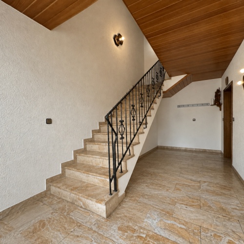 Zweifamilien-Reihenmittelhaus mit 245 m² Wohnfläche, neuem Dach, Wärmepumpe und 3 Garagen optimhome Immobilien Deutschland • Kaufen & Verkaufen Zweifamilien-Reihenmittelhaus mit 245 m² Wohnfläche, neuem Dach, Wärmepumpe und 3 Garagen optimhome Immobilien Deutschland • Kaufen & Verkaufen