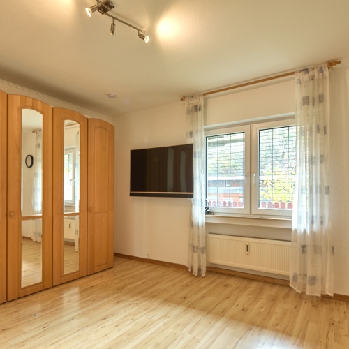 Wohnen und Vermieten unter einem Dach! Vielseitiges Haus mit viel Potenzial und großzügigem Garten optimhome Immobilien Deutschland • Kaufen & Verkaufen