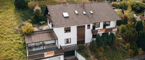 Bild PANORAMABLICK INKLUSIVE Charmantes Zweifamilienhaus - Ruhiges Wohnen in guter Wohnlage in 
