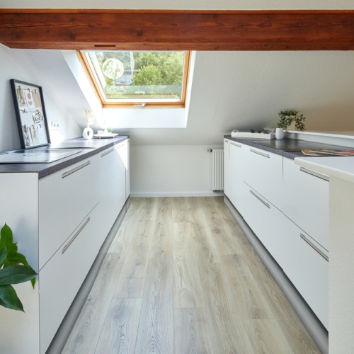 Charmante, helle 1-Zimmer-Dachgeschosswohnung mit Dachloggia und Klimaanlage optimhome Immobilien Deutschland • Kaufen & Verkaufen
