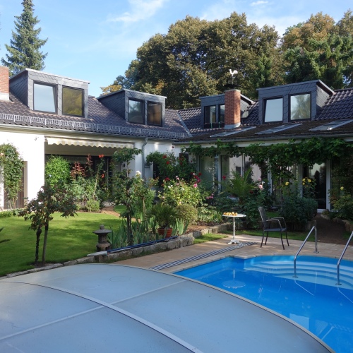 VERMIETET - Luxuriöser Winkelbungalow mit ca. 300 m² Wohn-/ Nutzfläche am Dorfanger optimhome Immobilien Deutschland • Kaufen & Verkaufen
