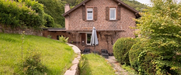 Bild Liebhaber-Objekt : Naturstein-Haus mit großem Gartengrundstück in Ortsrandlage (Talstraße) in Neustadt