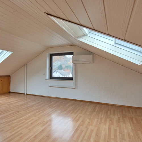 Wohnen und Vermieten unter einem Dach! Vielseitiges Haus mit viel Potenzial und großzügigem Garten optimhome Immobilien Deutschland • Kaufen & Verkaufen