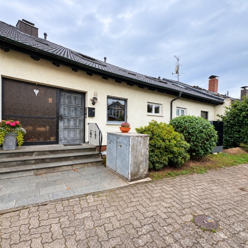 Zweifamilien-Reihenmittelhaus mit 245 m² Wohnfläche, neuem Dach, Wärmepumpe und 3 Garagen optimhome Immobilien Deutschland • Kaufen & Verkaufen Zweifamilien-Reihenmittelhaus mit 245 m² Wohnfläche, neuem Dach, Wärmepumpe und 3 Garagen optimhome Immobilien Deutschland • Kaufen & Verkaufen